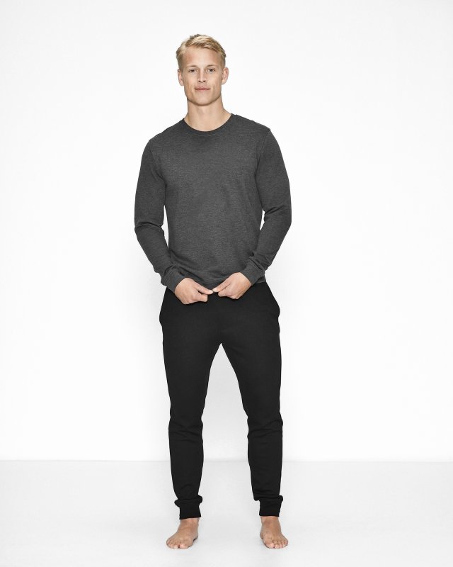 Bambuset med en mörkgrå sweatshirt och svarta träningsbyxor -JBS of Denmark Men