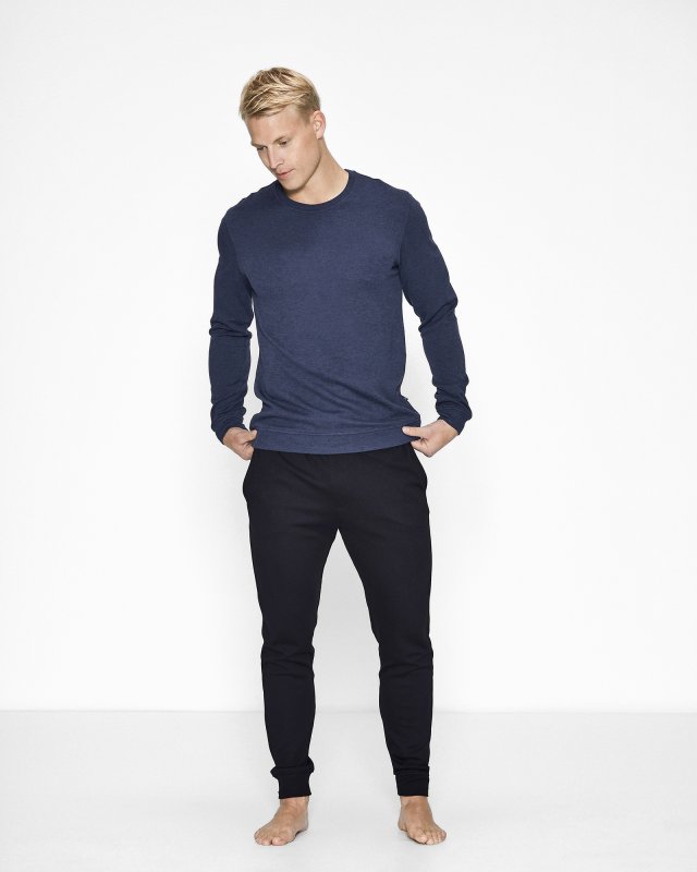 Bambuset med en marinblå sweatshirt och svarta träningsbyxor -JBS of Denmark Men
