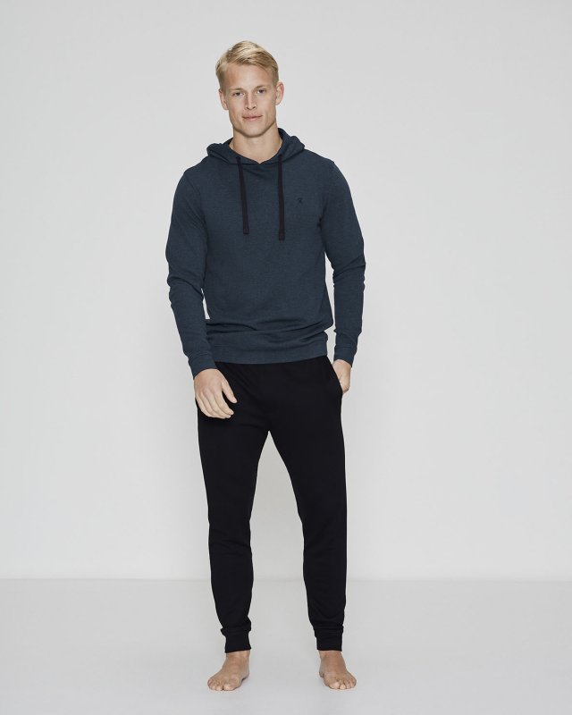 Bambuset med en marin hoodie och svarta träningsbyxor -JBS of Denmark Men