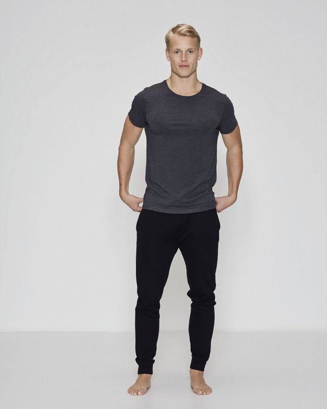 Bambuset med en mörkgrå t-shirt och svarta träningsbyxor -JBS of Denmark Men