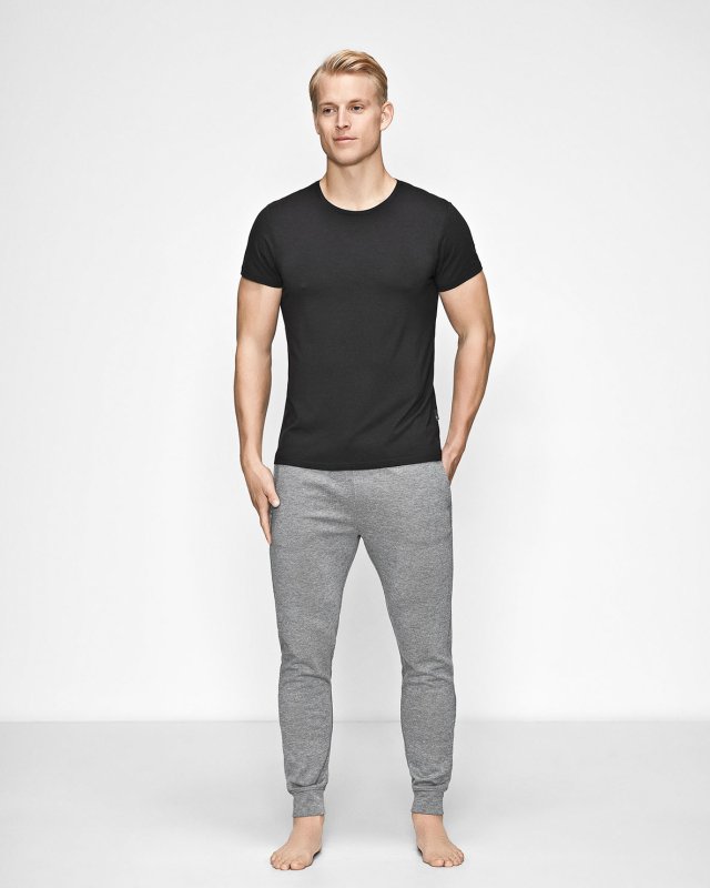 Bambuset med svart t-shirt och gråa träningsbyxor -JBS of Denmark Men