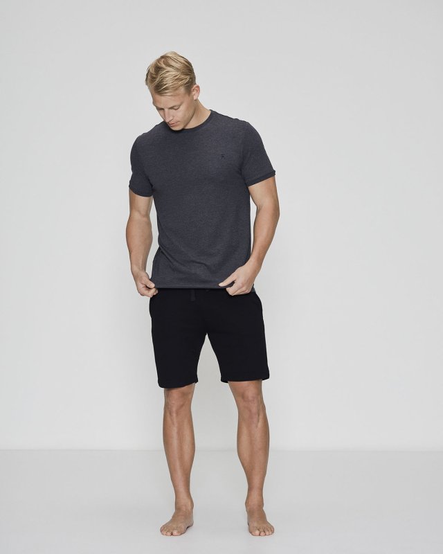 Bambuset med en mörkgrå pikét-shirt och svarta shorts -JBS of Denmark Men