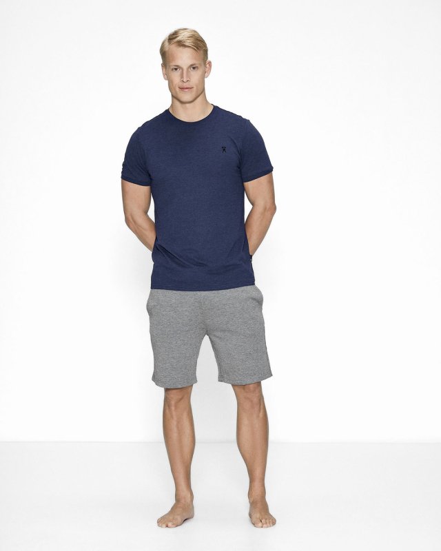 Bambuset med en marinblå pikét-shirt och gråa shorts -JBS of Denmark Men