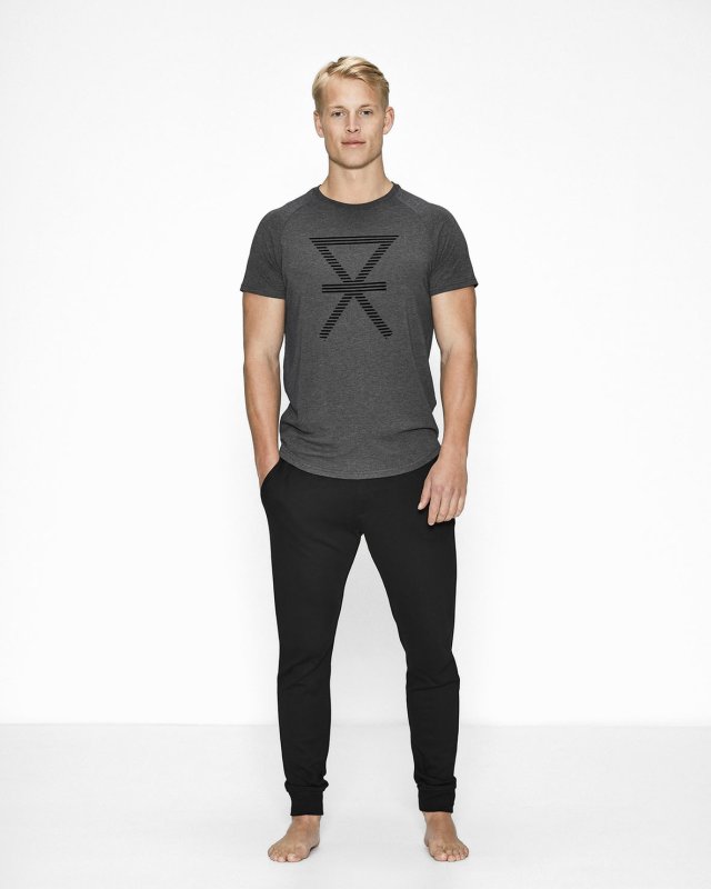 Bambuset med en grå t-shirt och svarta träningsbyxor -JBS of Denmark Men
