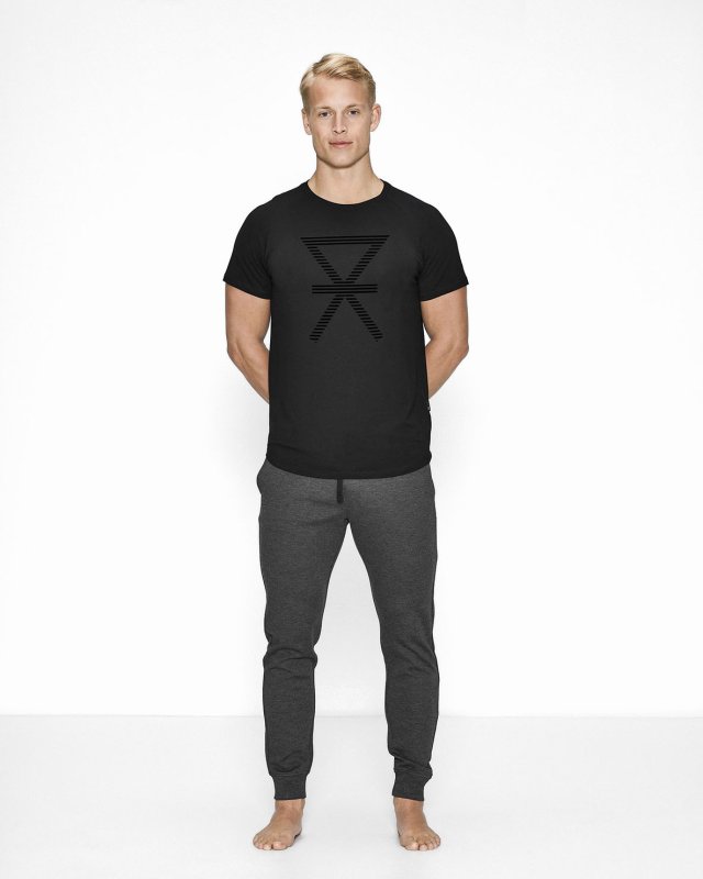 Bambuset med svart t-shirt och mörkgrå träningsbyxor -JBS of Denmark Men