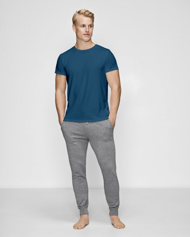 Bambuset med blå t-shirt och grå träningsbyxor -JBS of Denmark Men