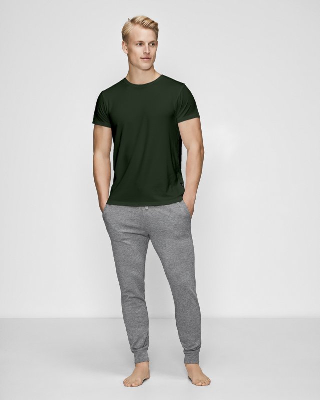 Bambuset med grön t-shirt och gråa träningsbyxor -JBS of Denmark Men
