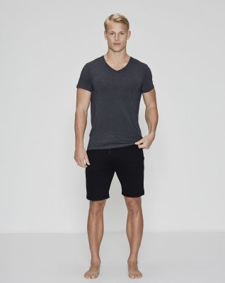 Bambuset med mörkgrå t-shirt och svarte shorts -JBS of Denmark Men