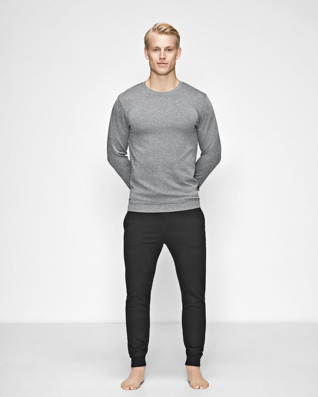  Bambuset med en grå sweatshirt och svarta träningsbyxor -JBS of Denmark Men